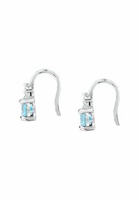 Orecchini a gancio in tonalità argento con pietre di colore blu chiaro rettangolari in montatura a griffe, con una finitura liscia e lucidata.