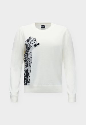 Pull blanc à manches longues, avec des poignets et un ourlet côtelés, orné d’un motif de léopard noir et gris sur le côté gauche.