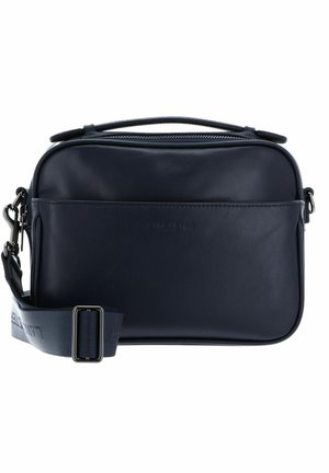 Sac bandoulière en cuir bleu marine avec fermeture éclair, bandoulière réglable et texture lisse ; présente un logo en relief à l'avant et un design minimaliste.
