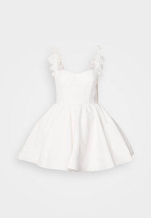Vestido branco com corpo ajustado e saia ampla. Apresenta detalhes de penas nos alças dos ombros e um tecido suave e texturizado.