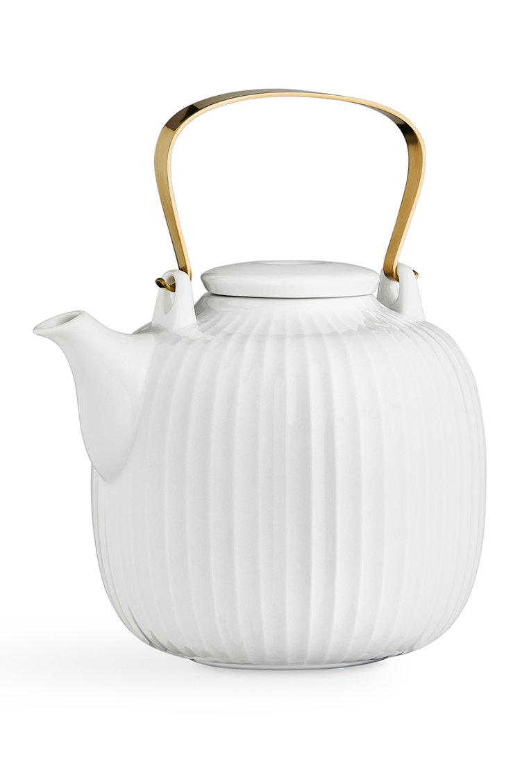 Biała porcelanowa imbryk z pionową ryflowaną fakturą, okrągłym korpusem, przykrywką i złotą metalową rączką dla kontrastu.