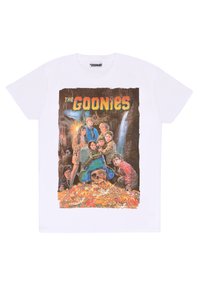 Bílé bavlněné tričko s barevnou grafikou filmu "Goonies", na kterém jsou postavy kolem truhly se pokladem a lebkou.
