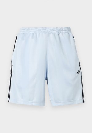 Pantalones cortos deportivos de color azul claro en una tela suave, con rayas laterales negras y un logo bordado en la parte inferior de la pierna izquierda.