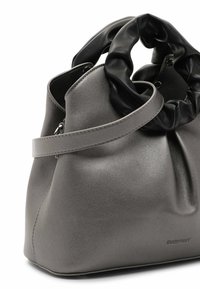Borsa a mano in finta pelle grigia con manico in tessuto nero arricciato e una tracolla sottile. Presenta un logo del marchio inciso sul lato.