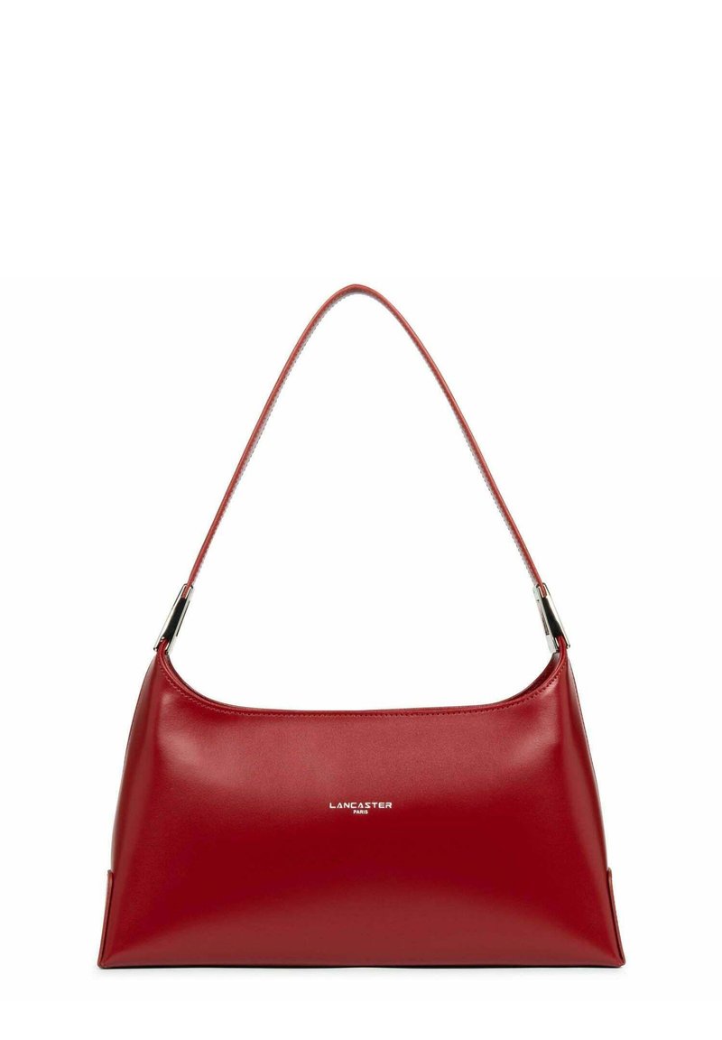 Borsa a spalla in pelle rossa con una texture liscia, forma curvata e una sola tracolla. Presenta il marchio e accenti metallici.