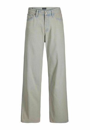 Czarna bluza z kapturem, posiadająca przednią kieszeń i białe logo, zestawiona z jasnoszarymi spodniami typu wide-leg i czarnymi sneakersami. Pusty tło.