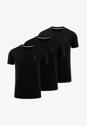 Drie zwarte T-shirts met korte mouwen, gemaakt van katoen, met een eenvoudige ronde hals en een klein logo op de voorkant.