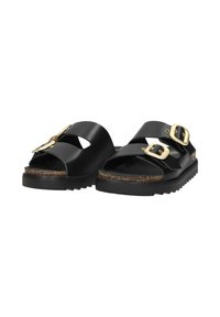 Sandalias negras con correas anchas cruzadas, hebillas doradas, una plantilla de corcho texturizada y una suela exterior de goma duradera con detalles de perfilado.