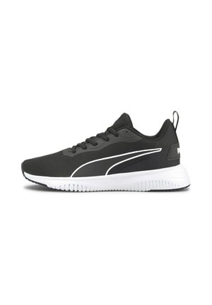 Czarny sportowy sneaker z białą podeszwą i logo Puma, cholewka z siateczki, sznurowany fason i pętelka na pięcie, widok z boku.