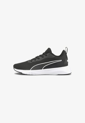 Czarny sportowy sneaker z białą podeszwą i logo Puma, cholewka z siateczki, sznurowany fason i pętelka na pięcie, widok z boku.