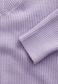 Maglione a coste lilla con scollatura a V e maniche a cuffia, che presenta una texture morbida e un motivo a linee verticali.