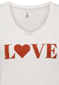 T-shirt en coton blanc avec un col en V, portant des lettres rouges formant "L" et "VE" avec un cœur rouge à la place du "O." Texture lisse.