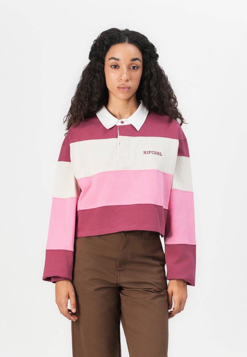 Langermet polo skjorte i rosa, krem og burgunder striper med hvit krage og brodert "RIPCURL" logo; cropped design.