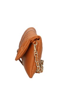 Borsa a tracolla in pelle beige trapuntata con catena dorata. Presenta una forma strutturata e una superficie liscia, mettendo in evidenza dettagli di cucitura visibili.