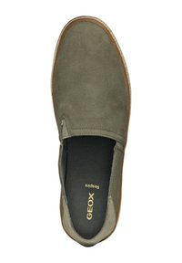 Zapato slip-on de lona verde con punta redondeada, suela de goma marrón y plantilla negra con el logotipo dorado de "GEOX".
