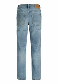 Světle modré džínové kalhoty s rovnými nohavicemi, pěti kapsami a hnědým koženým štítkem na pásku. Jemný steh na zadních kapsách.