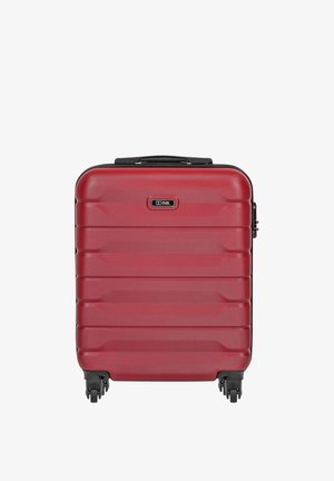 Czerwona walizka z twardą skorupą z poziomymi żebrowaniami, czarną rączką na górze, czterema czarnymi obrotowymi kółkami oraz plakietką z logo „OCHNIK” na środku z przodu.
