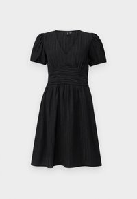 Μαύρο φόρεμα με V-λαιμόκοψη, κοντά μανίκια σε φούσκα και εφαρμοστό κορσέ με συγκεντρωμένη υφή, που μεταβαίνει σε φαρδύ φούστα.