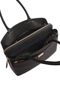 Zwarte leren totebag met twee handvatten, voorzien van meerdere compartimenten en details met een gouden rits. Soepele textuur en gestructureerde vorm.