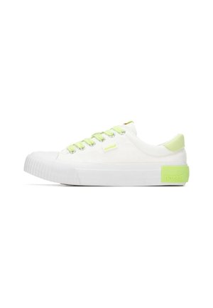 Zapatillas deportivas de lona blanca con superficie texturizada, con detalles verdes en los ojales y el talón, y una suela gruesa de goma blanca.