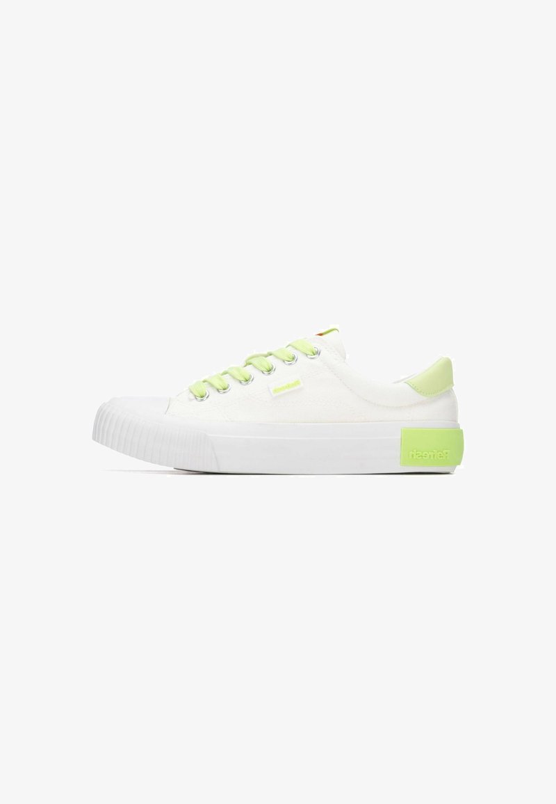 Zapatillas deportivas de lona blanca con superficie texturizada, con detalles verdes en los ojales y el talón, y una suela gruesa de goma blanca.