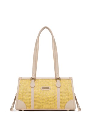 Beige en gele handtas met een geweven chevronpatroon, twee lange hengsels en leren accenten op een witte achtergrond.