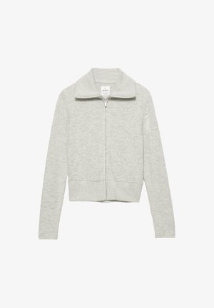 Lichtgrijze cardigan met hoge kraag, volledige ritssluiting en geribbelde zoom. Gemaakt van een zachte, gestructureerde stof, met lange mouwen.
