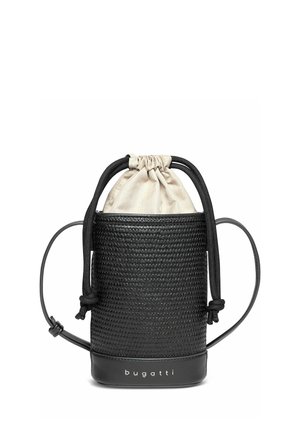 Bolso tipo cubo tejido negro con parte superior de tela beige con cordón, base de cuero, correa para el hombro y logo "bugatti" en el frente.