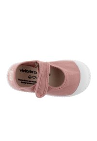 Scarpe Mary Jane in tela rosa con punta in gomma bianca e cinturino. Presentano una suola testurizzata e brandizzazione interna.