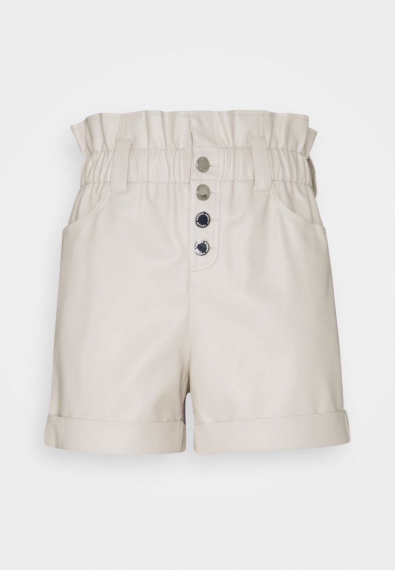 Pantalones cortos beige de cintura alta con Cintura tipo paperbag elástica, cierre frontal de cuatro botones, bolsillos laterales y dobladillos enrollados.