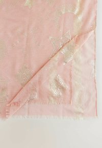 Écharpe en chiffon rose avec des motifs métalliques d'étoiles et de lunes dorées, présentant un bord à franges et une texture légère et transparente.