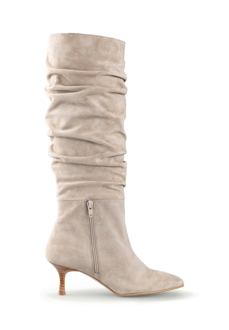 Cizmă bej până la genunchi, fabricată din suede moale, cu un design lejer, vârf ascuțit și un fermoar lateral, având un toc subțire și conic.