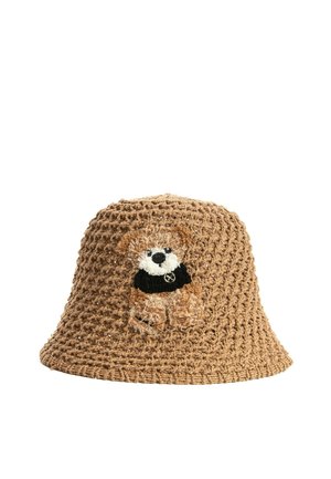 Sombrero tipo bucket marrón de crochet con un pequeño osito de peluche que lleva una bufanda negra bordada en el centro delantero.
