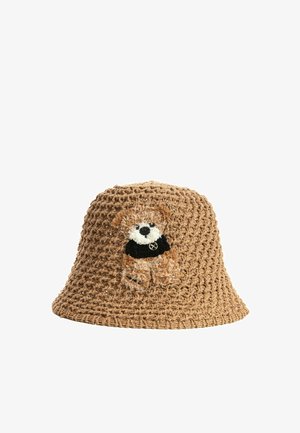 Sombrero tipo bucket marrón de crochet con un pequeño osito de peluche que lleva una bufanda negra bordada en el centro delantero.