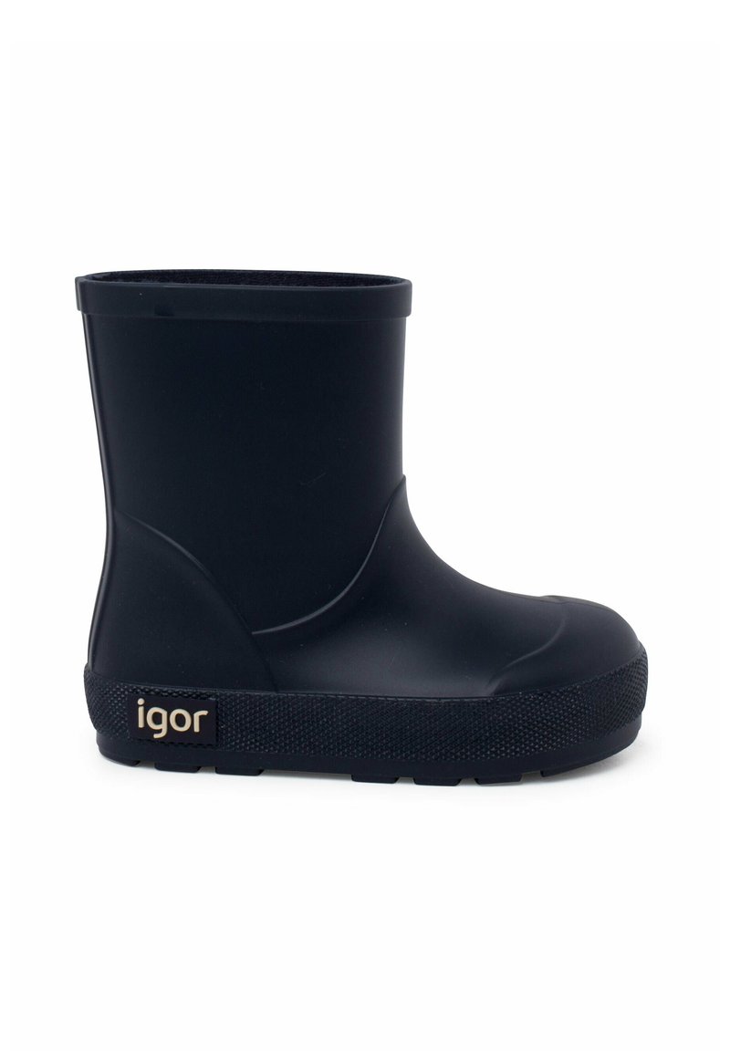 Botte de pluie en caoutchouc noir avec un bout arrondi et une semelle texturée noire. Équipée d'un logo sur le côté et d'un dessus lisse et imperméable.