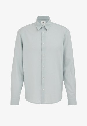 Helehall pikkade varrukatega nööpidega särk, millel on terava kraega kaelus, esiteljed ja nööpidega mansetid, paigutatud valgele taustale.