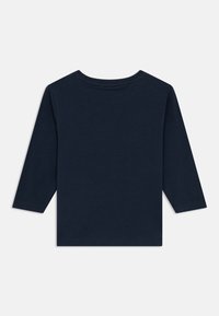 Marineblå langermet t-skjorte med rund hals. Jevnt bomullsmateriale, enkelt design uten synlige mønstre eller pynter.