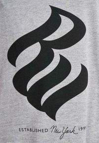 Szürke pamut póló, merész fekete örvényló logóval és "ESTABLISHED New York 1999" felirattal, a sima textúrát és a modern designt hangsúlyozva.