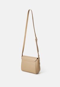 Beige syntetisk crossover-veske med flatt lokk, justerbar stropp, rektangulær form og subtile sømdetaljer.