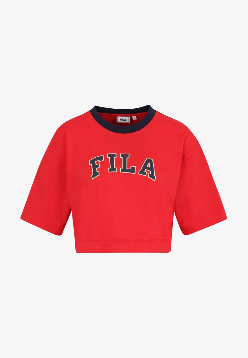 Czerwony krótki T-shirt wykonany z bawełny, z okrągłym granatowym kołnierzykiem i wyraźnym logo "FILA" w białym i granatowym kolorze na przodzie. Krótkie rękawy.