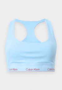 Lys blå sports-bh med racerback-design. Har en glatt tekstur og et merket elastisk bånd i hvitt med røde bokstaver.