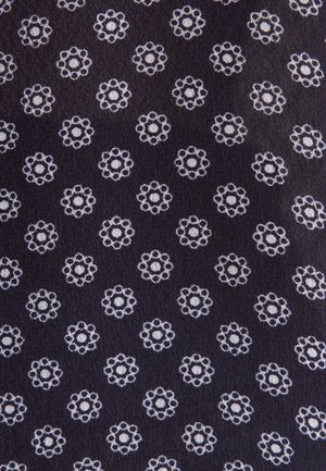 Dunkler Stoff mit einem sich wiederholenden weißen Blumenmuster, das aus kreisförmigen Formen mit kleinen Schlaufen um ein festes Zentrum besteht.