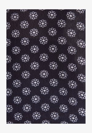 Ciemna tkanina z powtarzającym się białym wzorem kwiatowym, składającym się z okrągłych kształtów z małymi pętlami wokół wypełnionego środka.