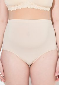 Slip beige a vita alta con texture liscia, elastico in vita, leggera lucentezza e dettagli di cucitura minimi. Perfetto per l'uso quotidiano.