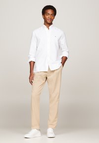 Tommy Hilfiger SOLID HERITAGE OXFORD SHIRT - Marškiniai - optic white