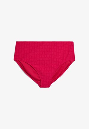 Rdeče bikini spodnje hlačke z visokim pasom, nežnim cvetličnim vzorcem in popolnim pokrivanjem, prikazane na belem ozadju.