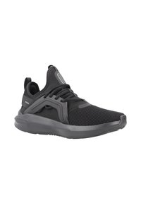 Baskets de sport noires avec tige en maille, col rembourré, lacets plats et semelle en caoutchouc. Présentent un design latéral distinctif et un talon renforcé.