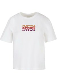 Valge puuvillane T-särk, millel on särav graafika "TULISE KIRGE" oranžist violetseks gradientis tekst, lühikesed varrukad ja ümmargune kaelus.