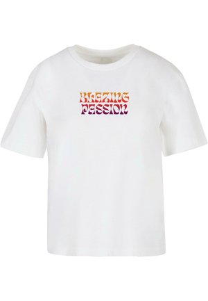 T-shirt en coton blanc avec un graphique vibrant "BLAZING PASSION" en texte dégradé d'orange à violet, avec des manches courtes et un col rond.