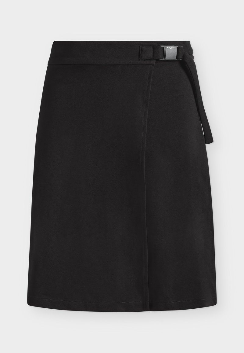 Jupe noire longueur genou à coupe droite avec un détail de ceinture à boucle latérale sur un fond clair uni.